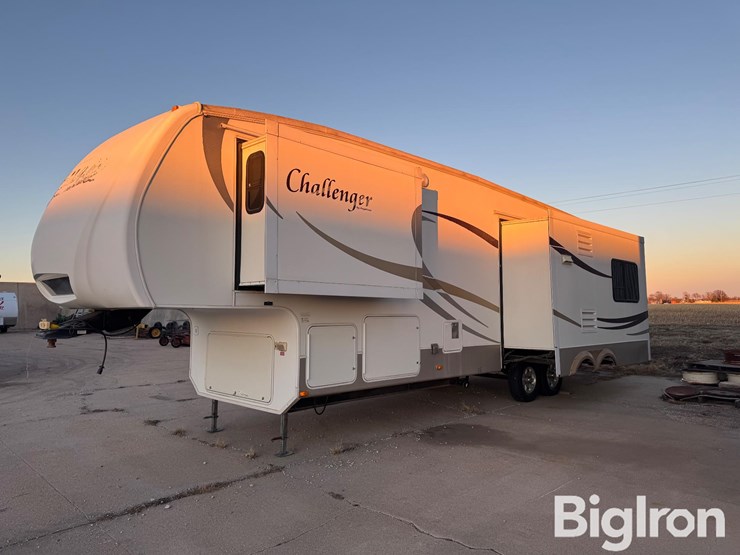 2009-keystone-challenger-32-sat-5th-wheel-camper-trailer-image-1