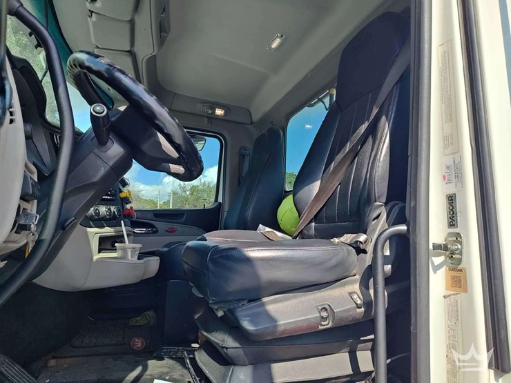 2022-peterbilt-567-t/a-wet-kit-day-cab-truck-tractor-image-18