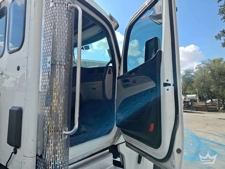 2022-peterbilt-567-t/a-wet-kit-day-cab-truck-tractor-image-36