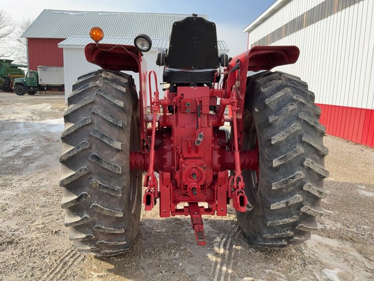 1970-ih-farmall-856-tractor-image-4