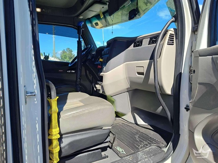 2022-peterbilt-567-image-36