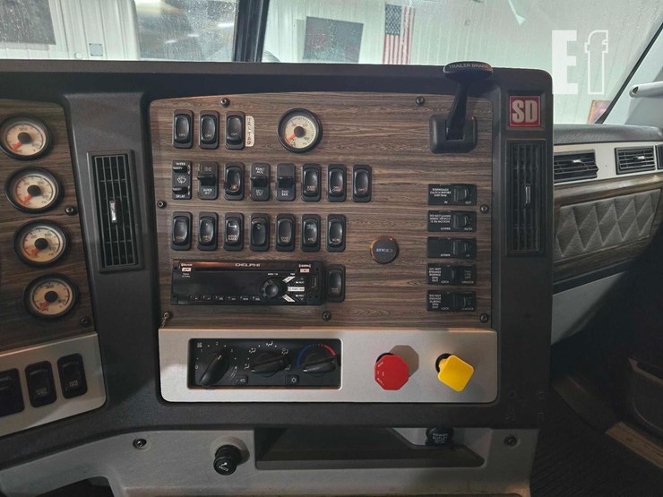 2020-freightliner-122sd-image-14