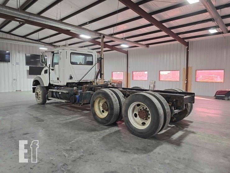 2012-mack-granite-gu713-image-4