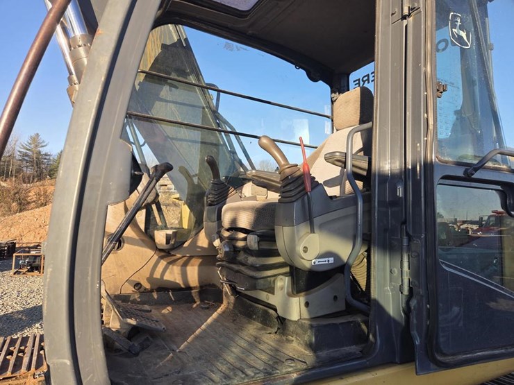 2012-deere-160d-lc-image-45