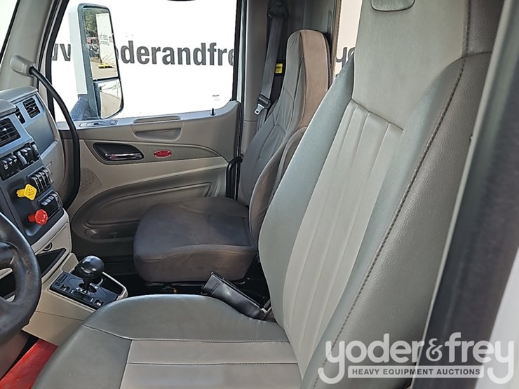 2020-peterbilt-567-image-31