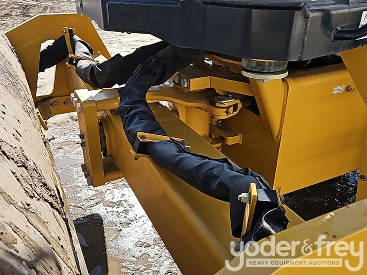 2023-caterpillar-cs10gc-image-11