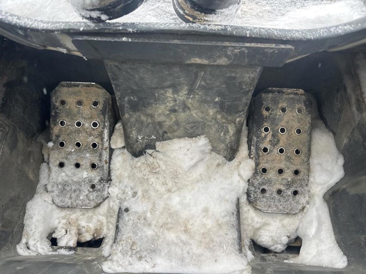 2017-deere-320e-image-38