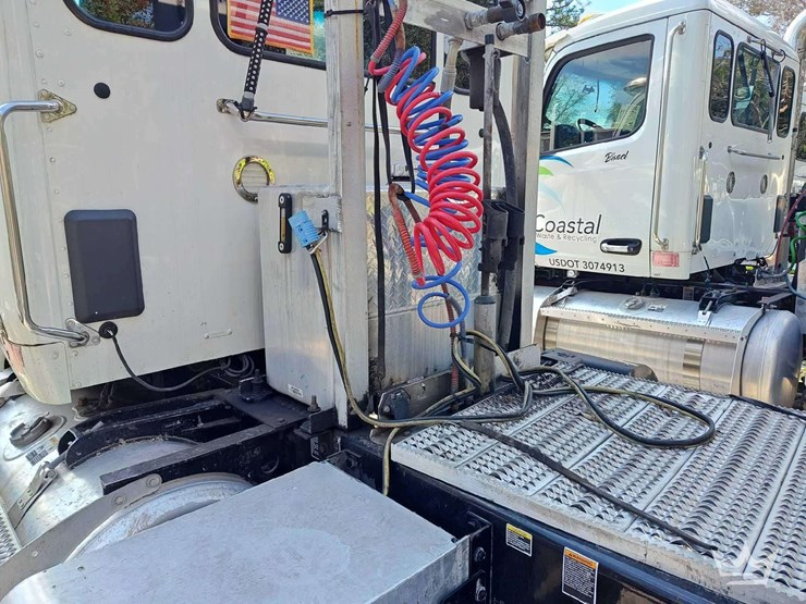 2022-peterbilt-567-t/a-wet-kit-day-cab-truck-tractor-image-35