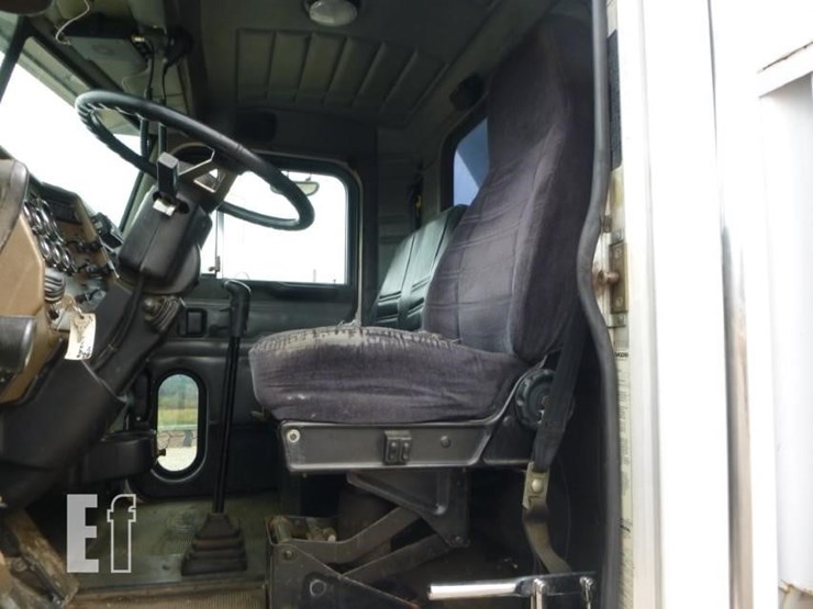 2000-peterbilt-330-image-16