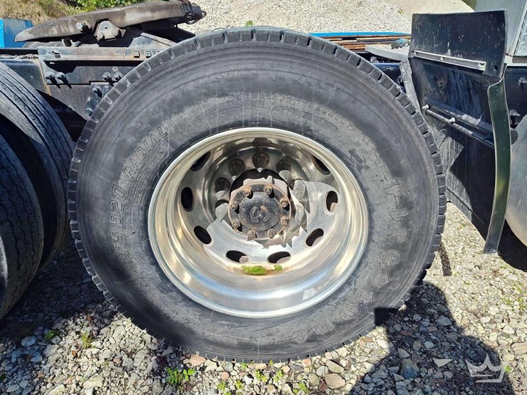 2022-peterbilt-567-image-38