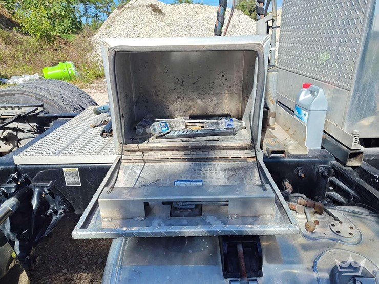 2022-peterbilt-567-image-32