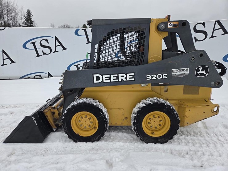 2017-deere-320e-image-2