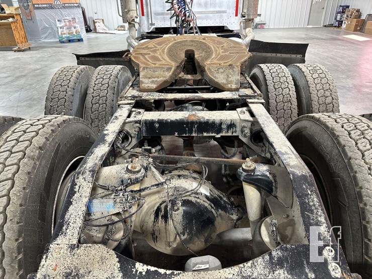 2005-peterbilt-385-image-17