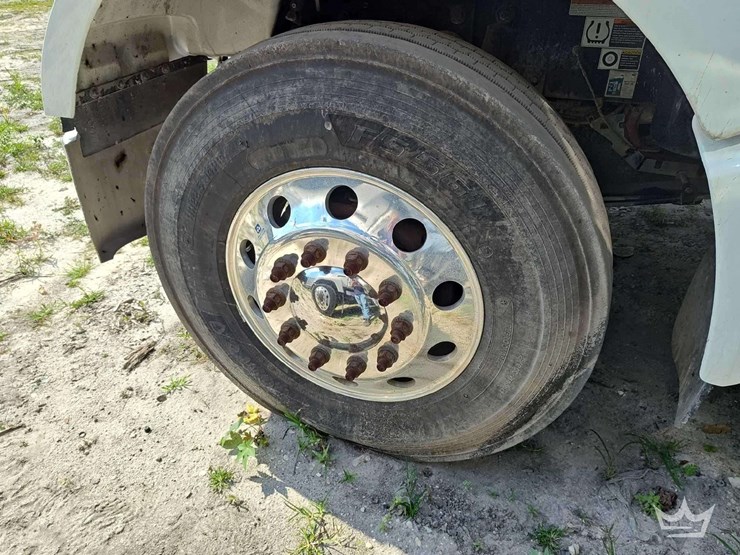 2022-peterbilt-567-t/a-wet-kit-day-cab-truck-tractor-image-39