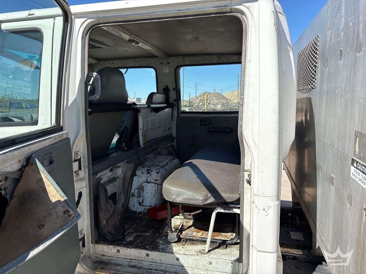 2006-isuzu-npr-image-15