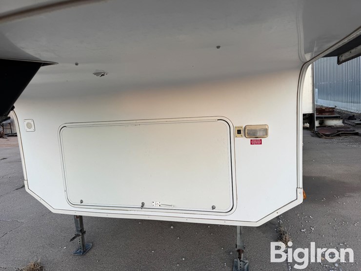 2009-keystone-challenger-32-sat-5th-wheel-camper-trailer-image-11