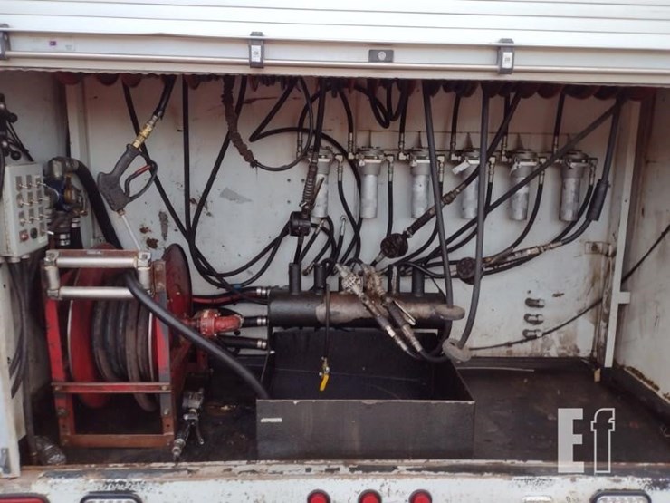 2008-peterbilt-365-image-32