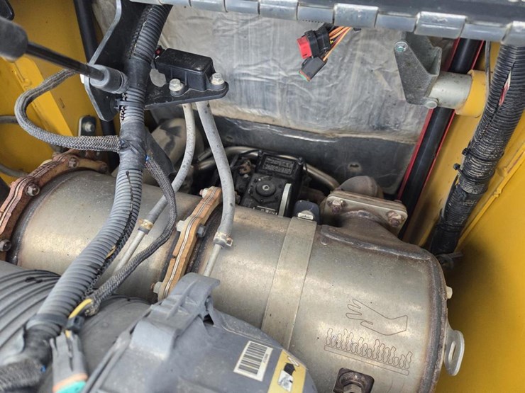 2017-deere-320e-image-21