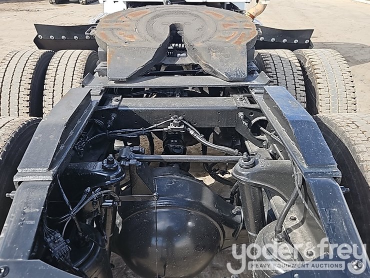 2020-peterbilt-567-image-19