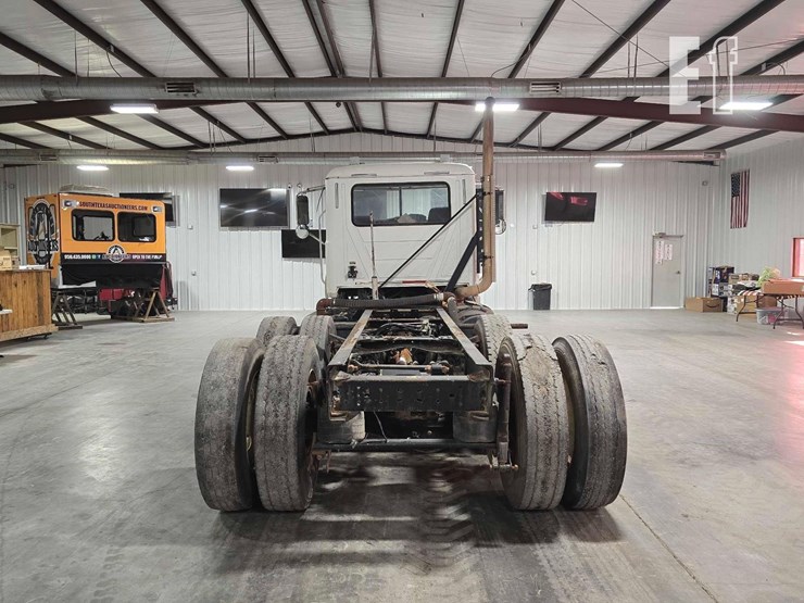 2012-mack-granite-gu713-image-8