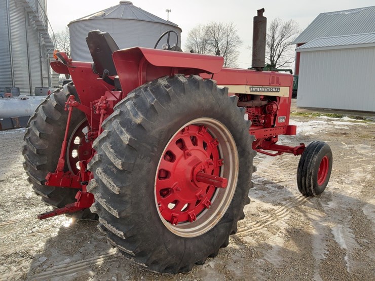 1970-ih-farmall-856-tractor-image-5