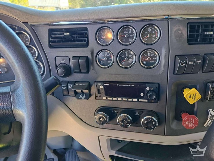 2022-peterbilt-567-image-16