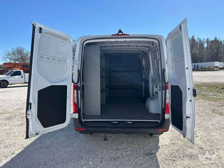 2022-mercedes-benz-sprinter-1500-image-21