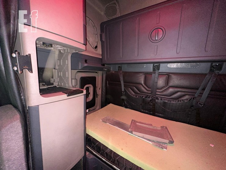 2014-freightliner-cascadia-125-image-25