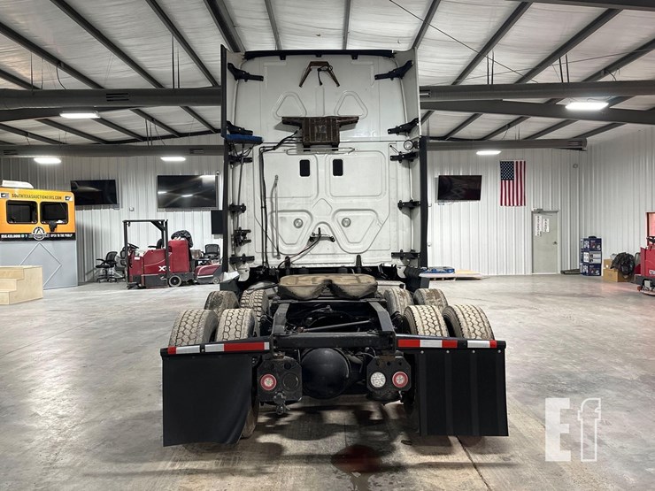 2014-freightliner-cascadia-125-image-8