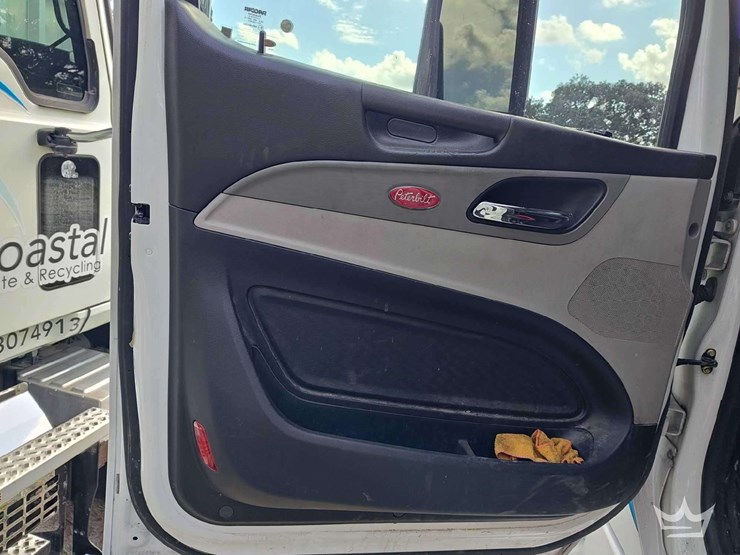 2022-peterbilt-567-t/a-wet-kit-day-cab-truck-tractor-image-17