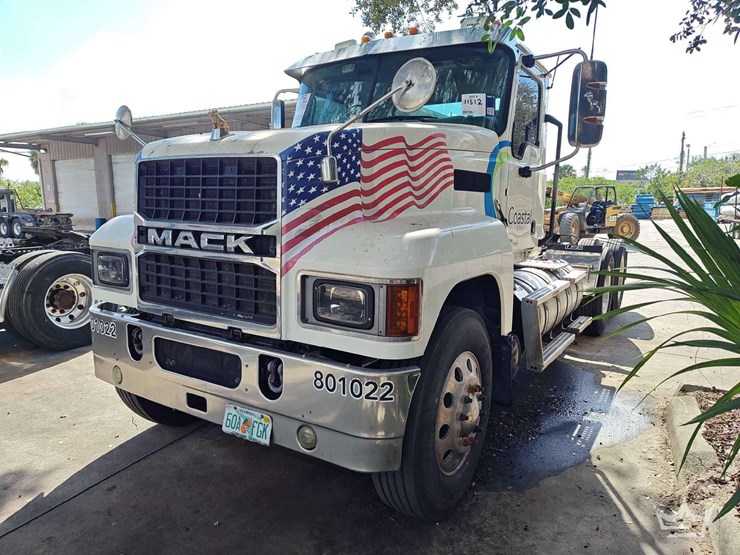 2022-mack-pinnacle-t/a-wet-kit-day-cab-truck-tractor-image-1