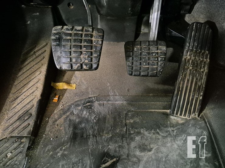 2014-freightliner-business-class-m2-106-image-13