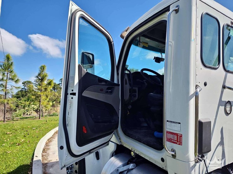 2023-peterbilt-567-image-36