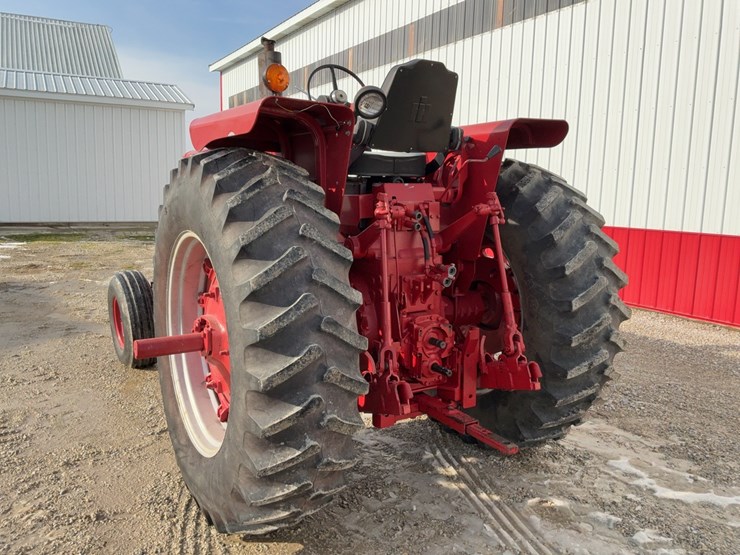 1970-ih-farmall-856-tractor-image-3