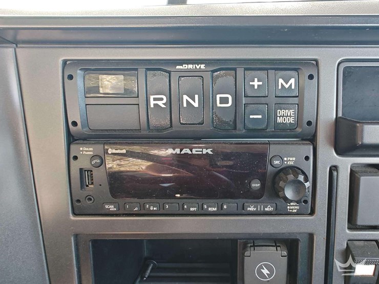 2022-mack-pinnacle-t/a-wet-kit-day-cab-truck-tractor-image-18