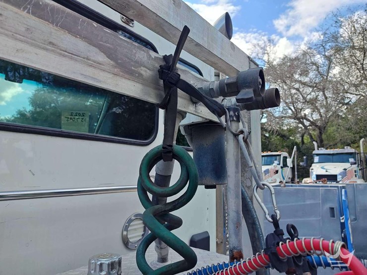 2022-peterbilt-567-t/a-wet-kit-day-cab-truck-tractor-image-31