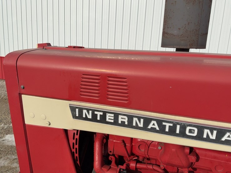 1970-ih-farmall-856-tractor-image-19