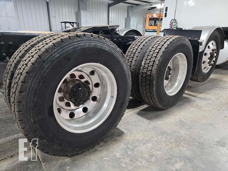 2020-freightliner-122sd-image-25