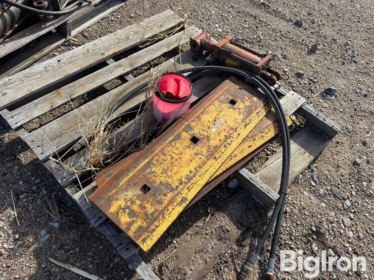 cat-bolt-on-cutting-edge-&-hyd-cylinder-image-3