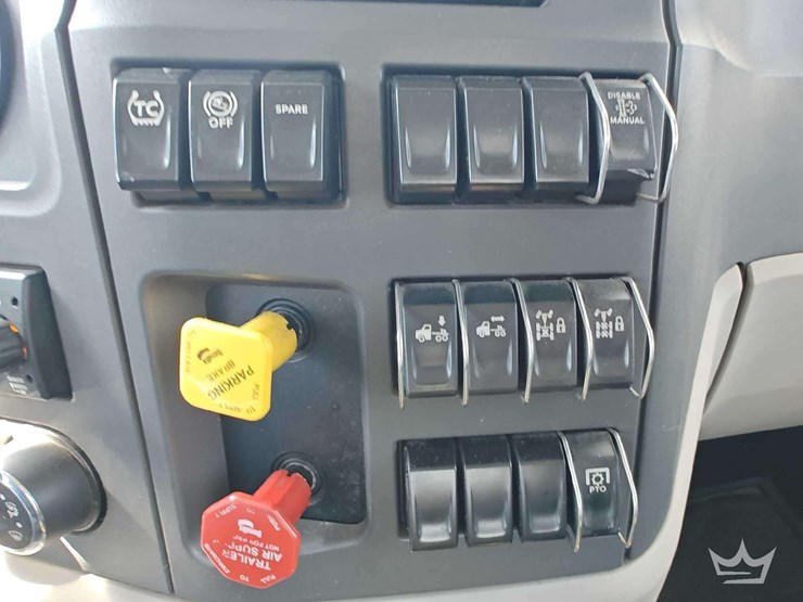 2022-peterbilt-567-t/a-wet-kit-day-cab-truck-tractor-image-24