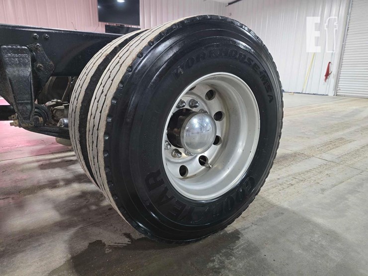 2017-freightliner-business-class-m2-106-image-21