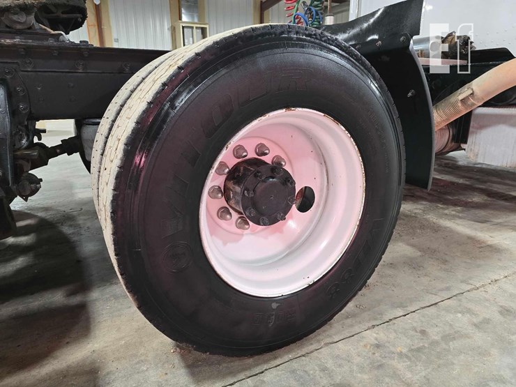 2010-peterbilt-340-image-23