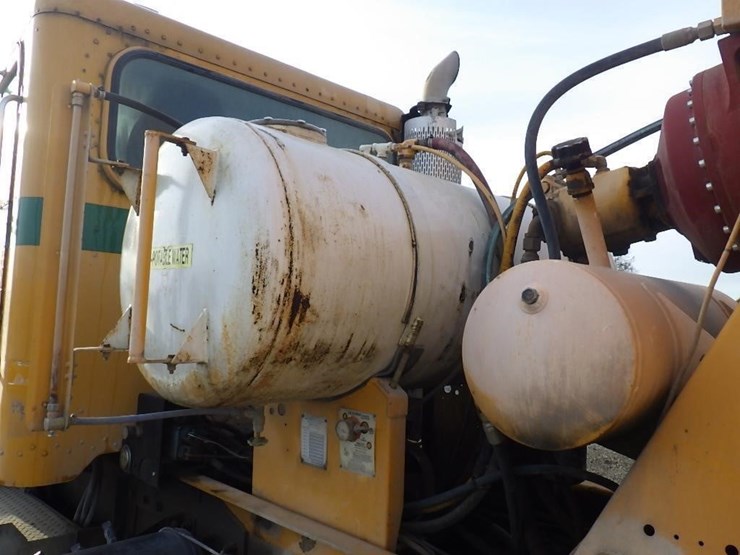 2001-peterbilt-357-image-14