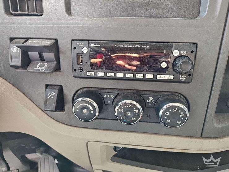 2022-peterbilt-567-t/a-wet-kit-day-cab-truck-tractor-image-17