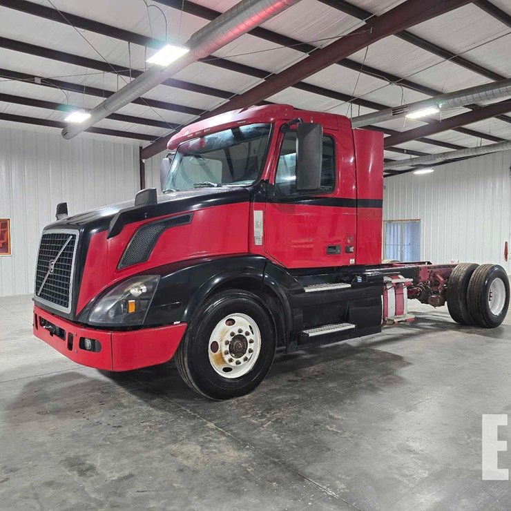 2017 VOLVO VNL42300