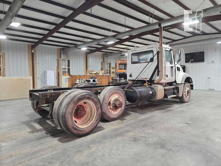 2012-mack-granite-gu713-image-3