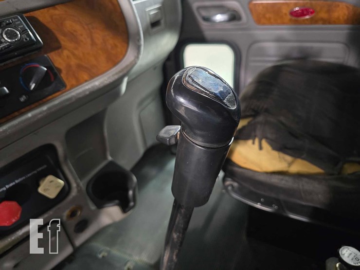 2009-peterbilt-384-image-16