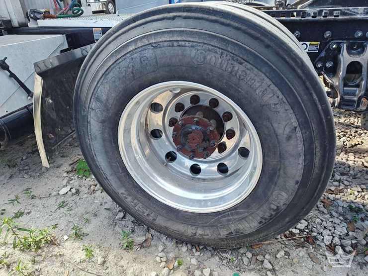 2022-peterbilt-567-t/a-wet-kit-day-cab-truck-tractor-image-40