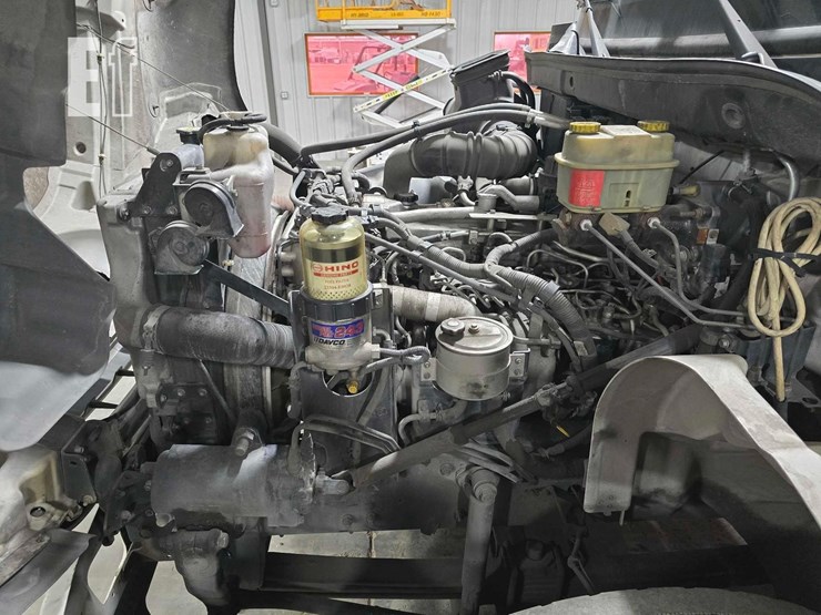 2015-hino-268-image-23