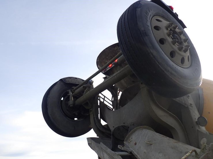 2001-peterbilt-357-image-11